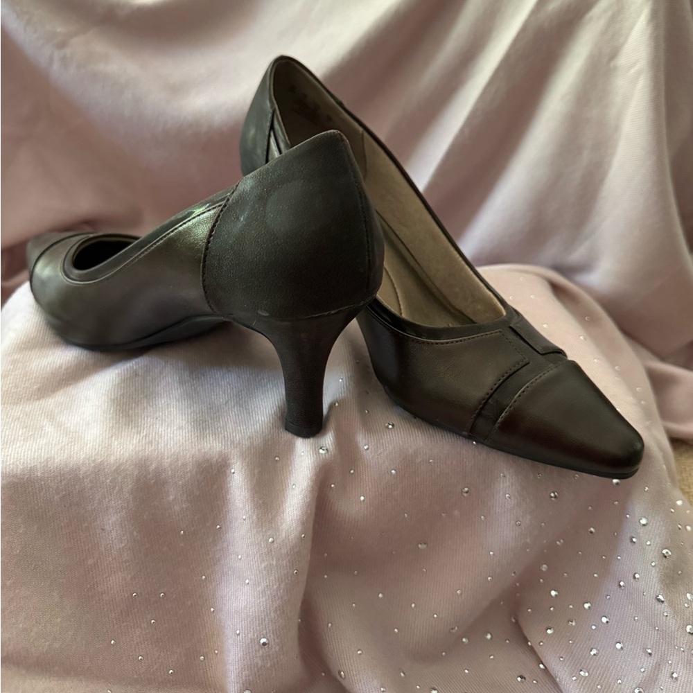 2 inch heels.  Never worn. Beautiful rich brown color.